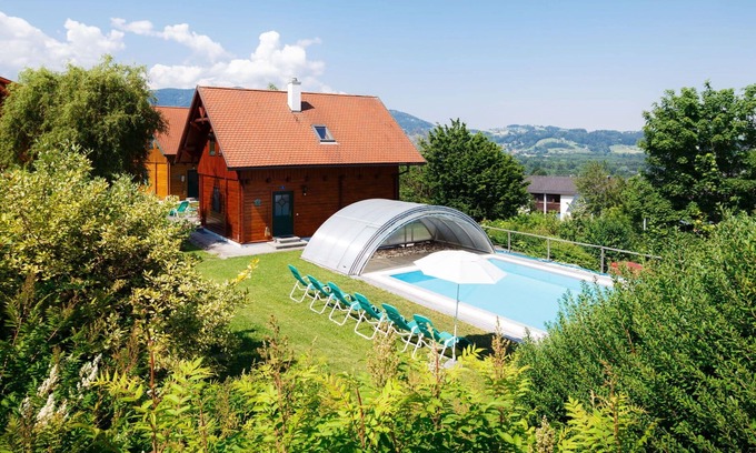 Schlierbach House | Beautiful apartment in villa for 4 guests with pool, WIFI, TV, terrace and pets allowed