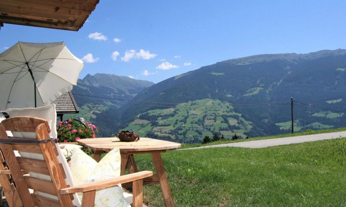Emberg Apartment | Beautiful apartment for 5 guests with WIFI, TV and terrace
