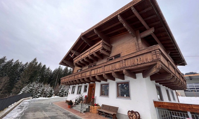 Hollersbach im Pinzgau Villa | Beautiful apartment in villa for 6 people with WIFI, TV, balcony and panoramic view