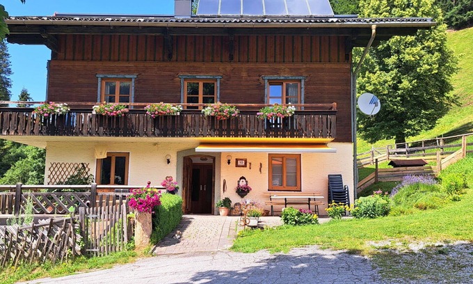 Filzmoos Apartment | Beautiful apartment for 3 people with WIFI, TV, terrace, pets allowed and panoramic view