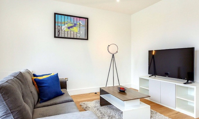 London Borough of Hounslow Apartment | Beautiful apartment for 2 guests with WIFI and TV