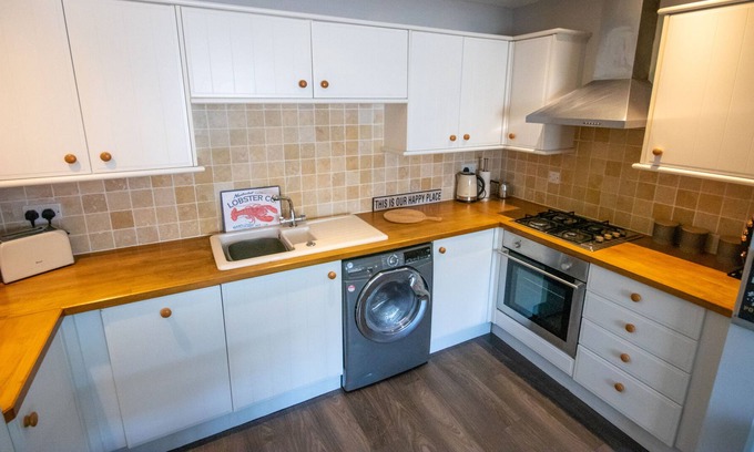 Rhosneigr Apartment | Beautiful apartment with garden 2 minutes from the beach.