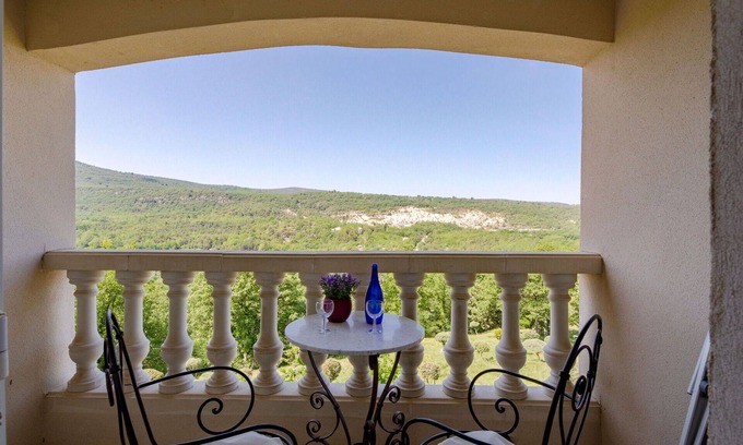 Bauduen Villa | Beautiful apartment in villa for 6 guests with WIFI, TV, balcony, pets allowed and panoramic view