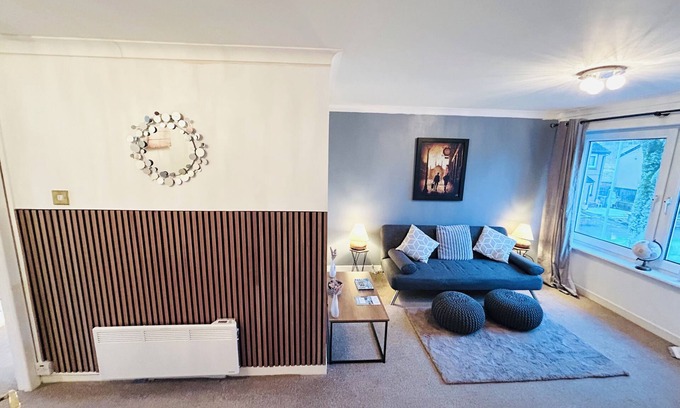 Stirling Apartment | Beautiful apartment in Stirling with private parking & garden. Dog friendly.