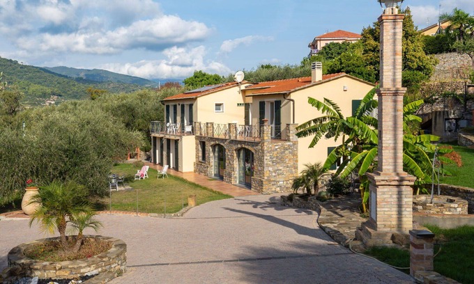 Costa dʼOneglia Villa | Beautiful apartment in villa for 4 people with WIFI, TV, patio, pets allowed and panoramic view
