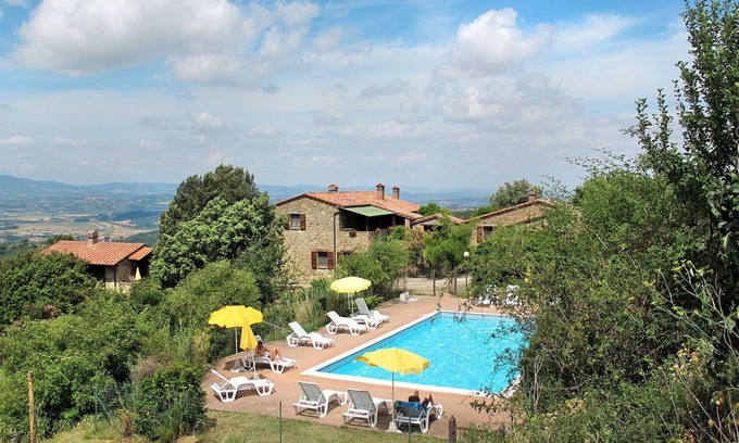 Paciano Villa | Beautiful apartment in villa for 4 guests with pool, WIFI, TV, terrace and pets allowed