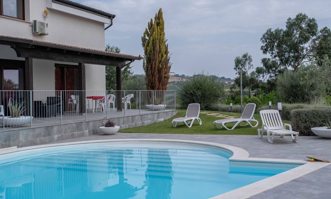 Citta Sant'Angelo Villa | Beautiful apartment in villa with A/C, pool, WIFI, TV, patio, pets allowed and panoramic view