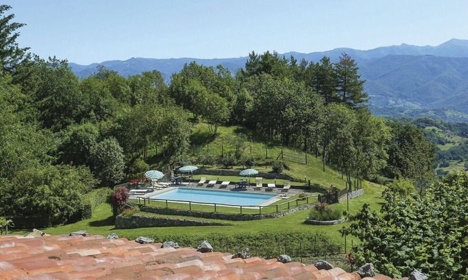 Molazzana Villa | Beautiful apartment in villa for 6 people with WIFI, pool, TV and patio