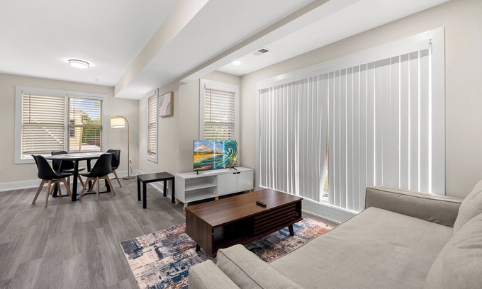 Columbia Heights Apartment | Beautiful Apartment Duplex near Metro
