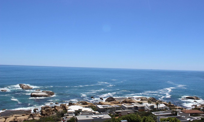 Hout Bay Apartment | Beautiful apartment with stunning views in breathtaking Llandudno, Cape Town