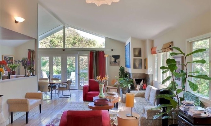 Santa Barbara House | Beautiful Art Lover's Retreat