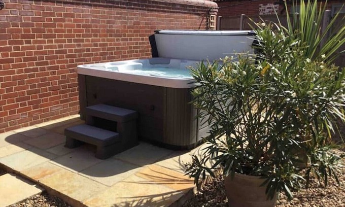 North Walsham House | Beautiful Barn Conversion in Norfolk With Hot Tub