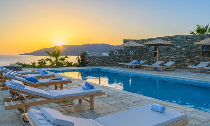 Gavrio House | Beautiful beach house with pool for 8p