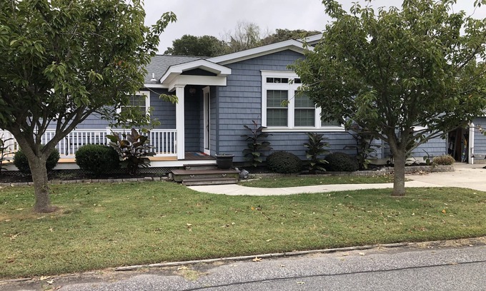 Town Bank House | Beautiful Beach Escape 1 block from the beach