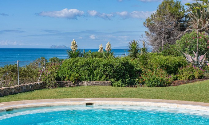 New Golden Mile Villa | Beautiful Beach Villa on the "New Golden Mile" in Estepona- book 5 to 8 bedrooms