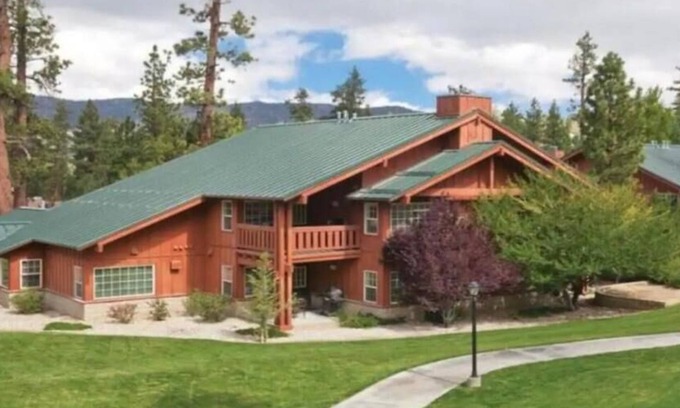 Big Bear Lake Resort | Beautiful Big Bear Resort with Loads of Amenities Dec 21 - 28 2023