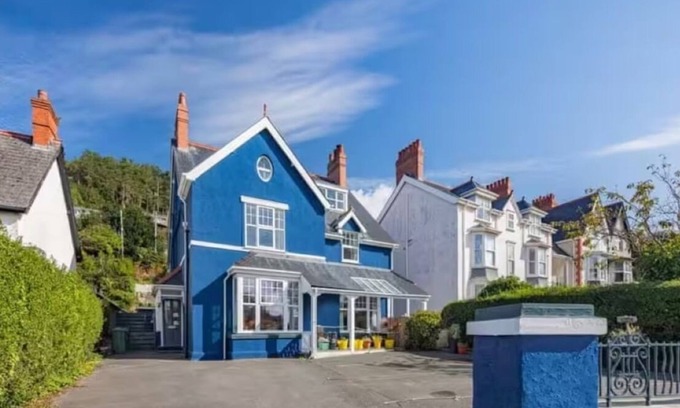 Aberdovey Apartment | Beautiful Boutique Style 4 Bedroom Apartment sleeps 8 -Aberdovey- Free Parking!