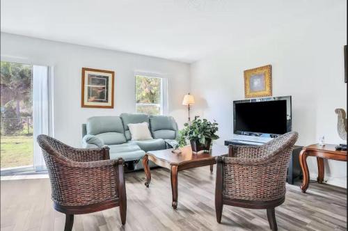 Indian Trails House | Beautiful Bracken Ln Bungalow