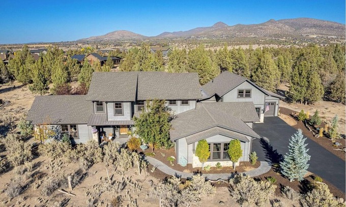 Alfalfa House | Beautiful Brasada 4 bdrm Theater, WiFi, Fire Pit, Hot Tub, Poker Table, Karaoke!