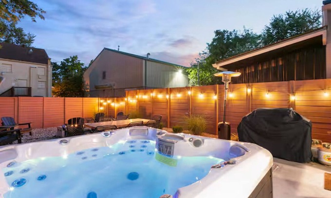 Phoenix Hill House | Beautiful Brick Home|HotTub|KingBed|FirePit|BBQ|70"TV|NuLu|