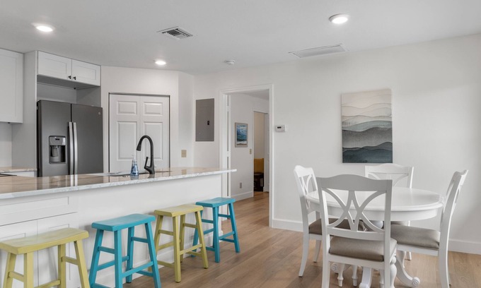 Florida Ridge Condo | Beautiful Bright Condo Minutes to the Beach