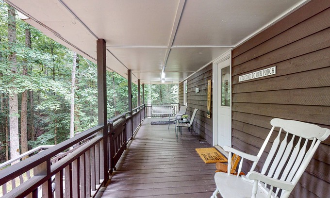Demorest Cabin | Beautiful cabin with large front porch, river access & peaceful surroundings