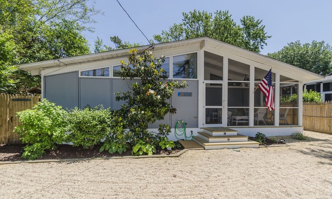 Ann Acres House | Beautiful California Style House 2 Blocks to the Beach. Walk to Dewey & Rehoboth