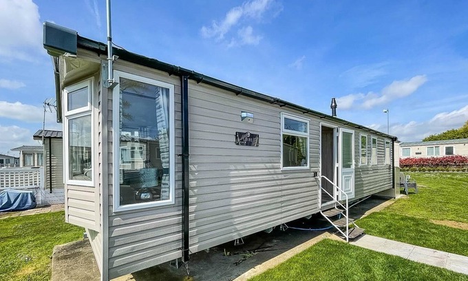 Walton on the Naze House | Beautiful caravan with WiFi at Naze Marine Park ref 17004CC