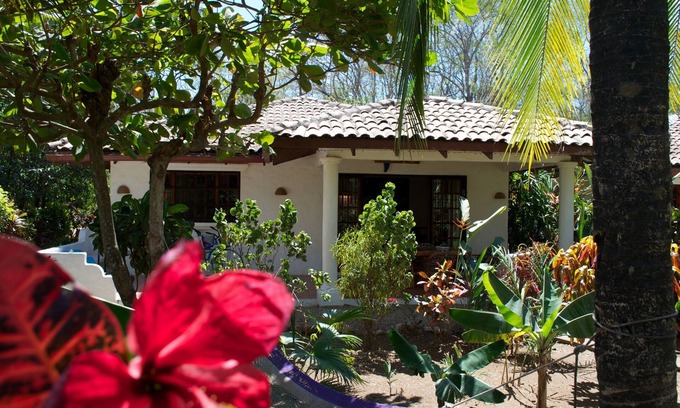Palm Beach Estates Villa | Beautiful Casa Mambo; beach/pool/surf/wi-fi/cable-tv/ac