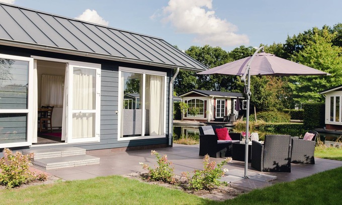 Municipality of Rijssen-Holten Ski Chalet | Beautiful chalet in a holiday park by a pond