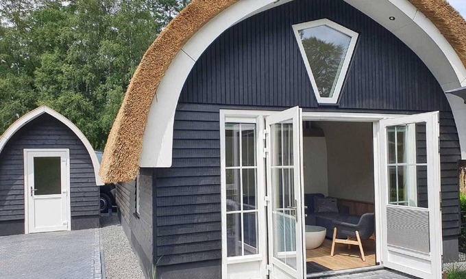 De Bult House | Beautiful cottage on the pond, in a holiday park not far from Giethoorn