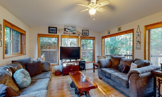 Brookings Cabin | Beautiful coastal cabin with private hot tub, gas grill & scenic deck space