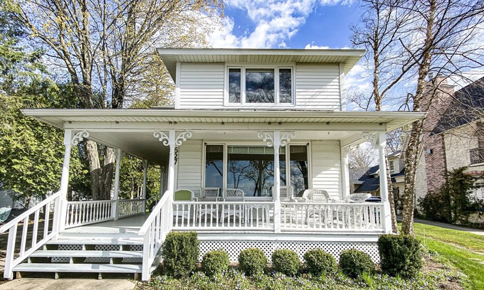 Harbor Springs Cottage | Beautiful cottage on East Bluff drive with a fantastic view!