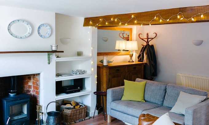 Christchurch Cottage | Beautiful Cottage In The Heart Of Christchurch with Parking