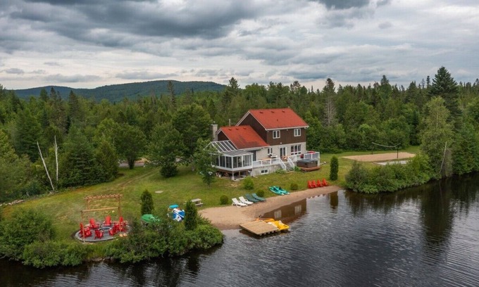 Chertsey Cottage | Beautiful cottage with fireplace and spa, on 60 acres of land