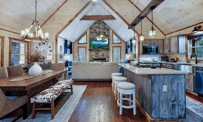Blue Ridge Cabin | Beautiful, Cozy Cabin, Minutes From Downtown Blue Ridge and Lake Blue Ridge!