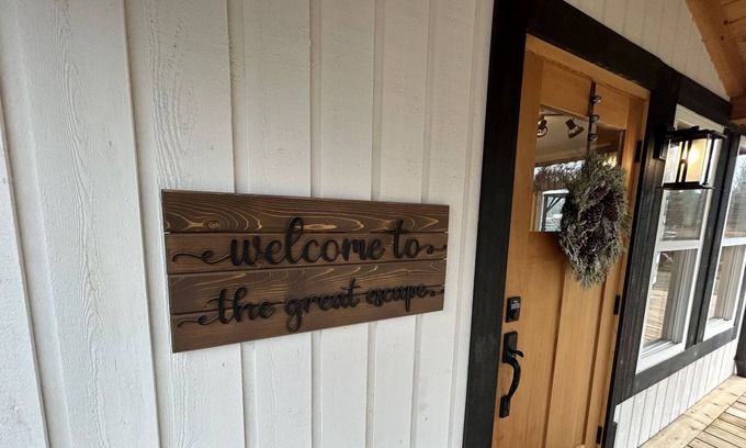 Black Creek House | Beautiful, cozy lakeside home, minutes from ski, golf and ocean. Pet- friendly!