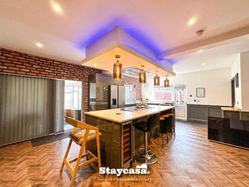 Northenden House | Beautiful Detached Villa - Jacuzzi Bath - Parking