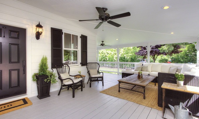 St. Helena House | BEAUTIFUL DOWNTOWN SAINT HELENA FARMHOUSE