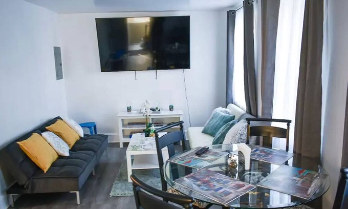 Upper Darby House | Beautiful Duplex Apt - 4 Br - 75in TV - 1,000 Sq Ft - Philadelphia suburb