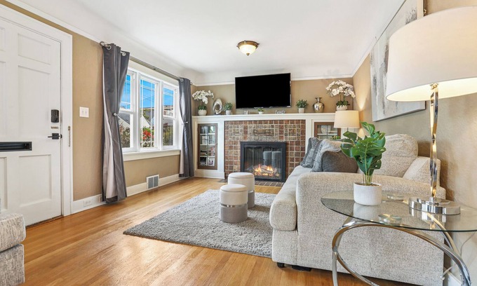 Ravenna House | Beautiful Family Home, Location, near the UW Stadium, 5 Beds 2 Bath.