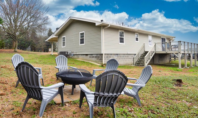 Dacula House | Beautiful Farm House Near Event Venues - Full Kitchen, Firepit & Grill!