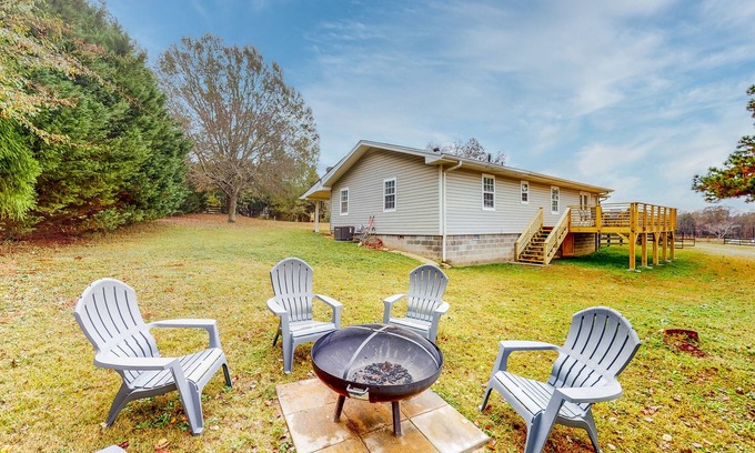 Dacula House | Beautiful Farm House Near Event Venues - Full Kitchen, Firepit & Grill