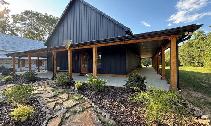 White Plains Other | Beautiful Farmhouse in charming White Plains