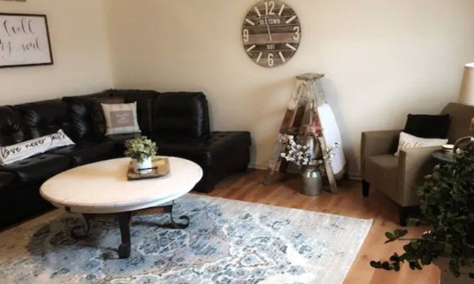 Grandview House | Beautiful Farmhouse Style Townhome - 3Bdrm