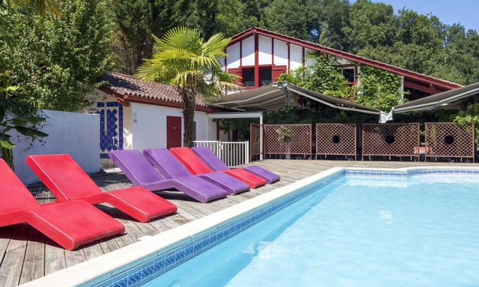 La Bastide-Clairence Apartment | Beautiful apartment for 6 guests with WIFI, pool, TV, terrace and pets allowed