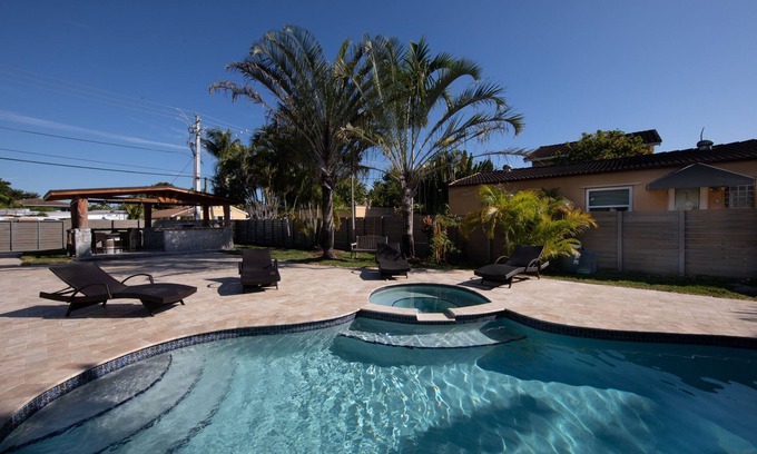 Downtown Hollywood House | BEAUTIFUL FULLY RENOVATED HOUSE ONLY MINUTES FROM THE BEACH!