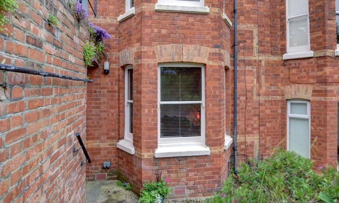 Royal Tunbridge Wells Apartment | Beautiful apartment for 2 guests with WIFI, TV, patio, pets allowed and parking