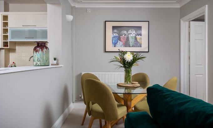 Cheltenham Apartment | Beautiful Ground Floor Apartment - Next To Cheltenham Ladies College Own Parking