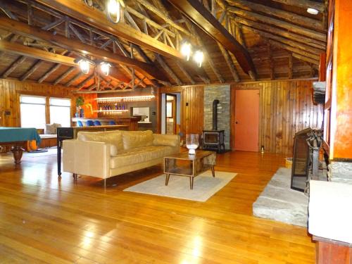 Northborough House | Beautiful Guest Cabin on Quiet Estate